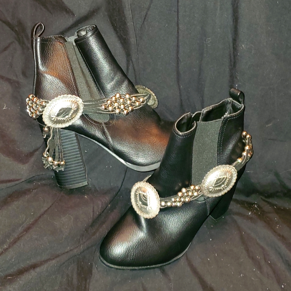 Boot bling!!! Adjustable size boot accessories!!!